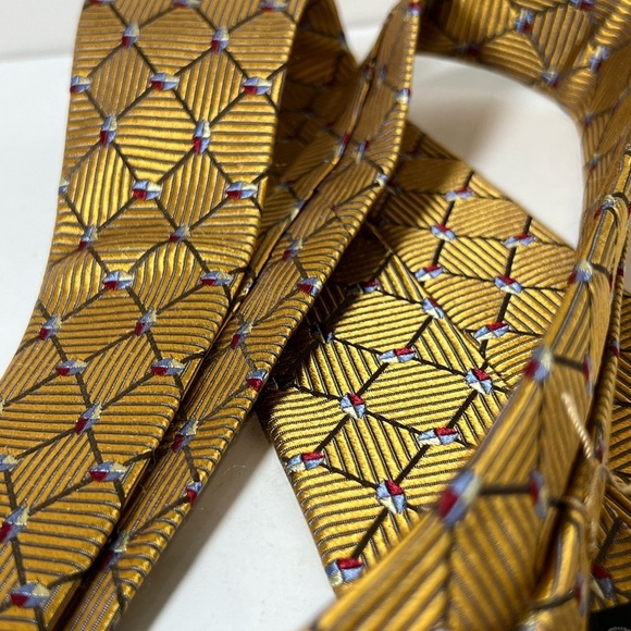 Robert Talbott Best of Class Made in USA 100% Silk Elegant Gold Patterned Tie - Picture 9 of 10